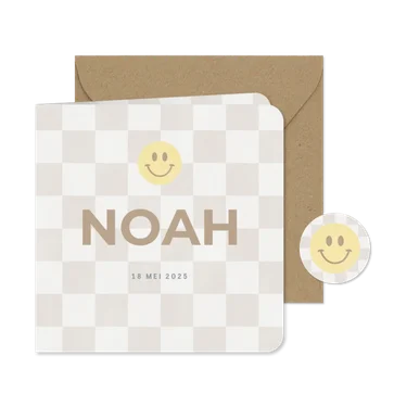Lief minimalistisch geboortekaartje beige blokjes en smiley